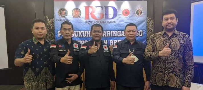 Lima pria berfoto bersama sambil mengacungkan jempol di depan spanduk bertuliskan RGD Restu Graha Dana.